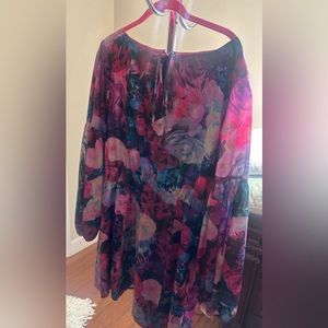 Adorable floral long sleeve dress with sewn in slip underneath. Gianni Bini sim